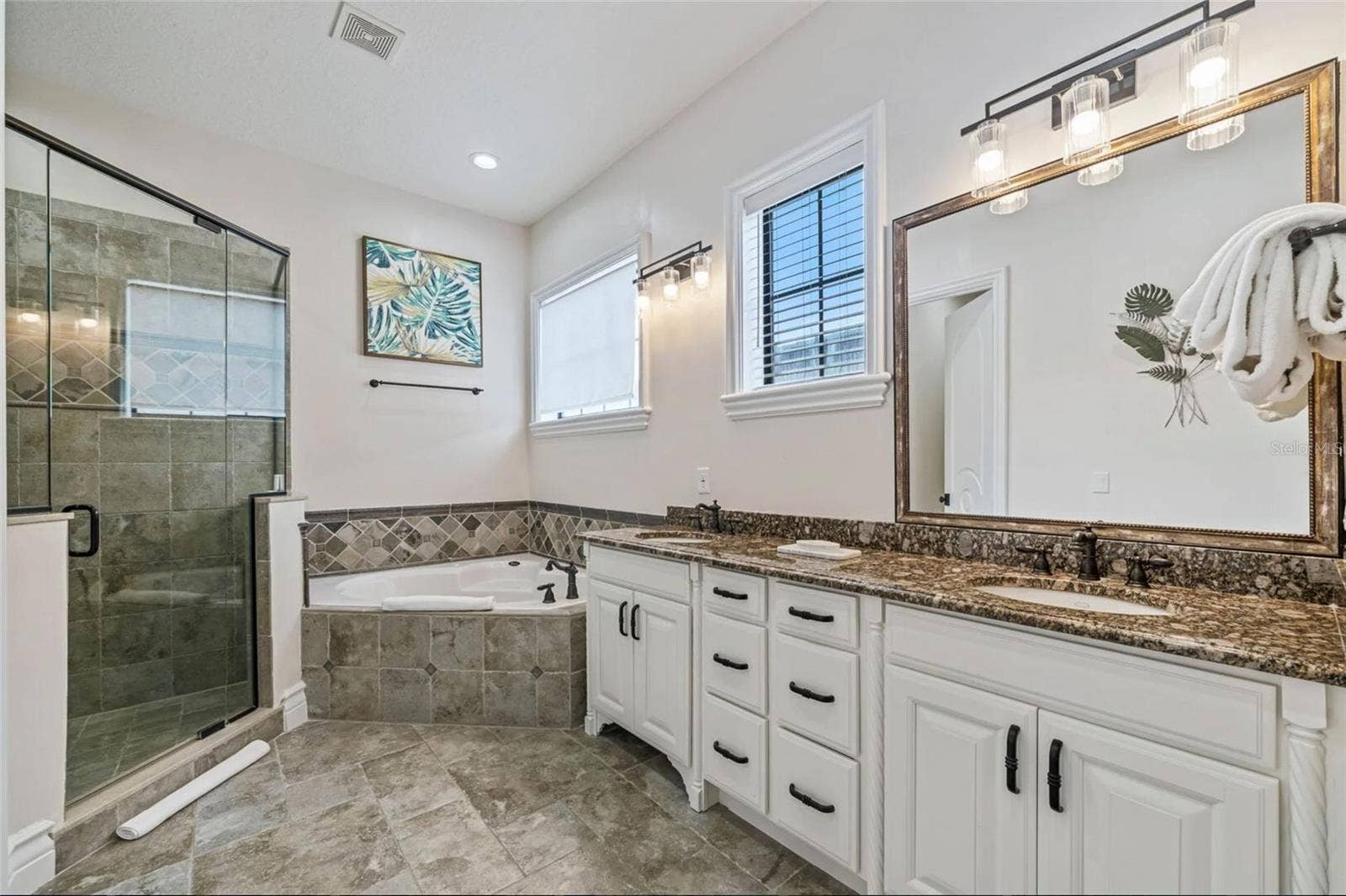 304 MUIRFIELD LOOP, Reunion, FL 34747 Guest Shower, corner tub & Vanity