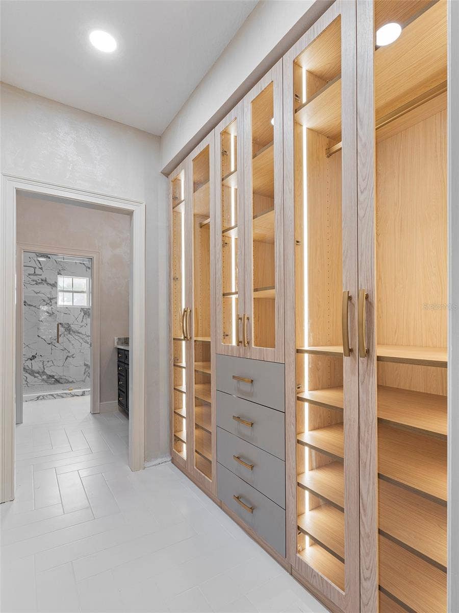 1223 COUNTRY CLUB OAKS CIRCLE, Orlando, FL 32804 Second Floor Primary Closet