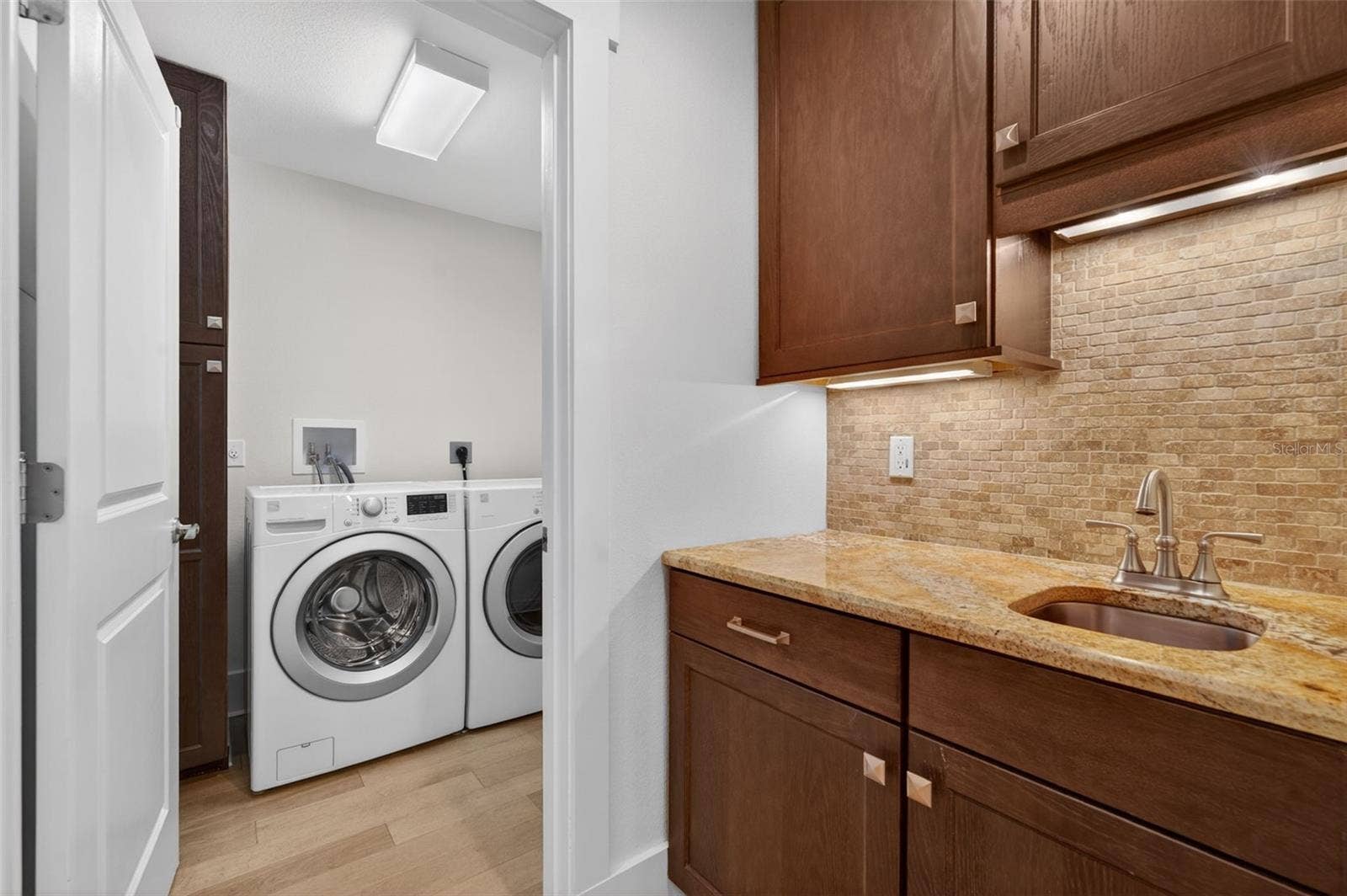 1265 ARLINGTON PL, Winter Park, FL 32789 Wet bar off of kitchen