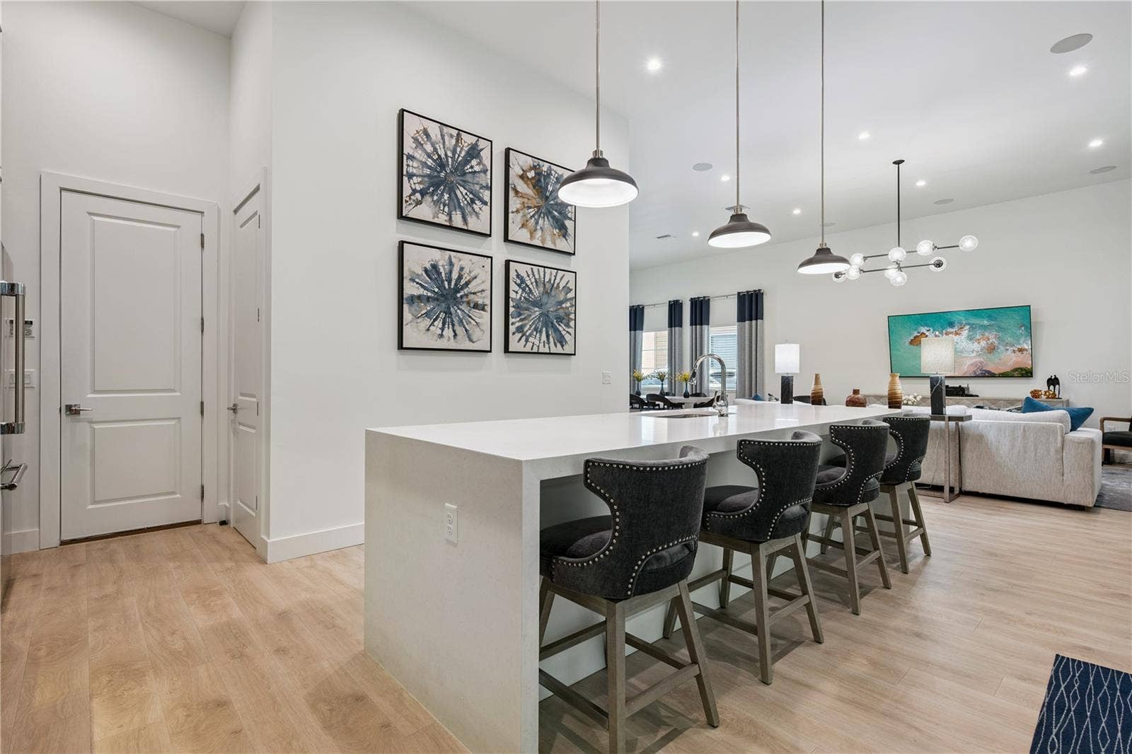 512 W SWOOPE AVENUE, Winter Park, FL 32789 Quartz Waterfall Island Seats 4