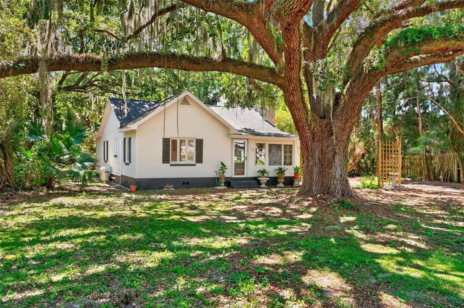 112 N LAKE AVENUE, Leesburg, FL 34748 112 N LAKE AVENUE, Leesburg, FL 34748