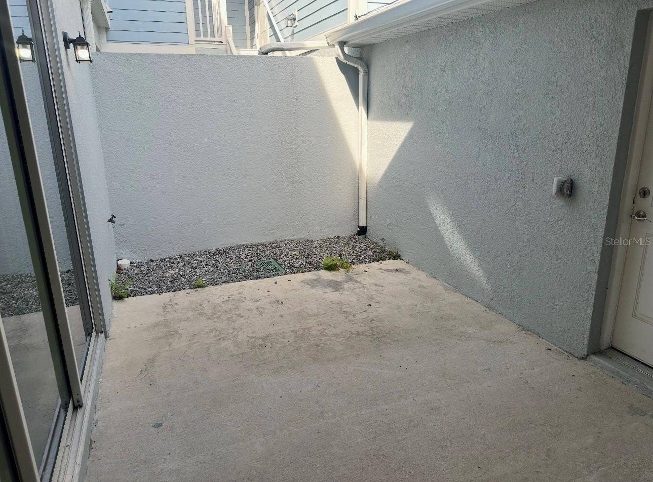outdoor living space/patio