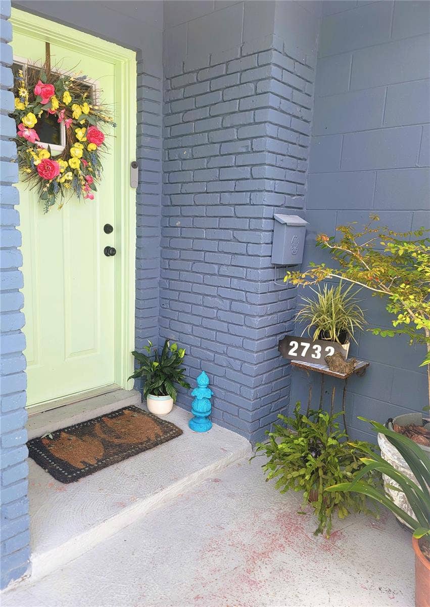 2732 WALNUT STREET, Orlando, FL 32806 WELCOME HOME! To 2732 Walnut Street - your next Happy Home!