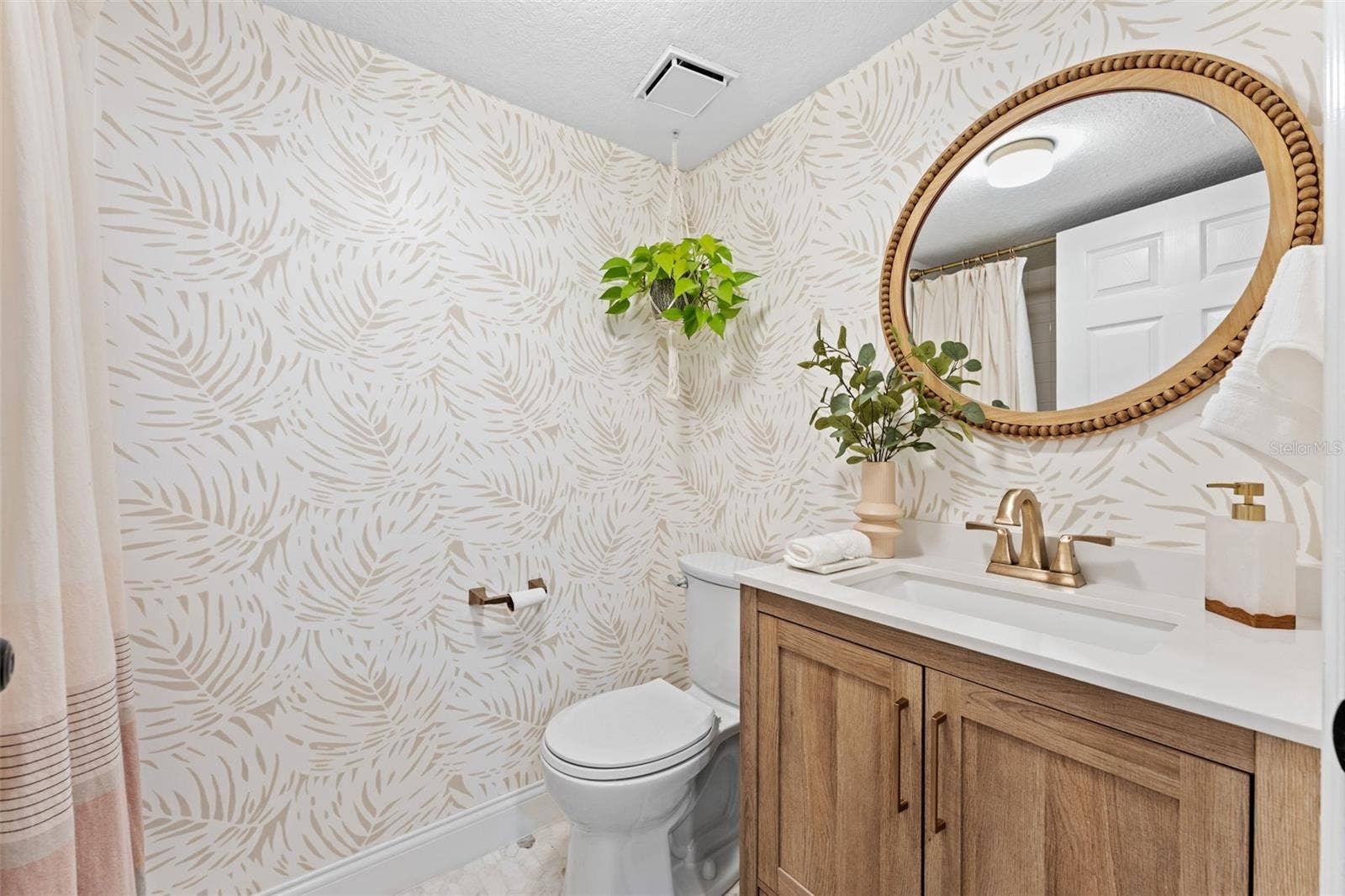 533 W YALE STREET, Orlando, FL 32804 Full downstairs bathroom