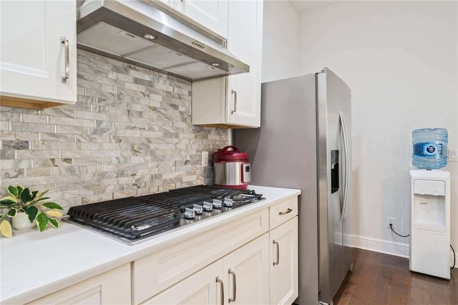 15709 SHOREBIRD LANE, Winter Garden, FL 34787 Kitchen - Gas Stove with Exhaust Fan
