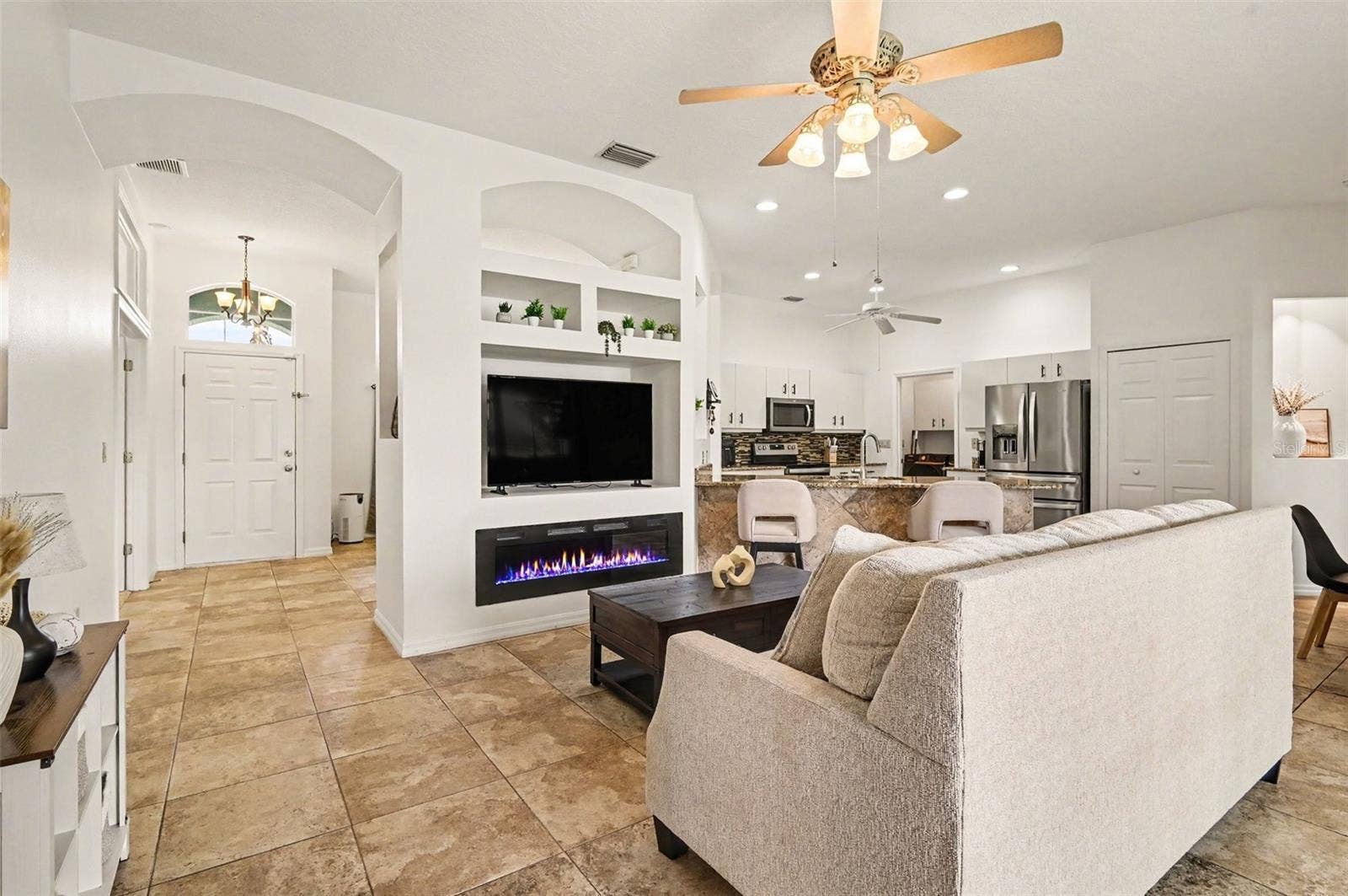 Living Room with fireplace