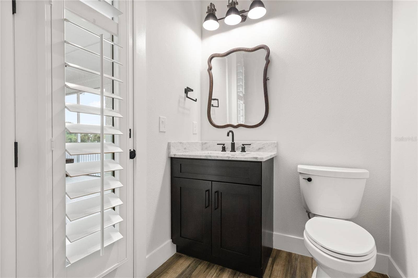 907 CELADON STREET, Winter Garden, FL 34787 Half bath off kitchen, with access from back porch.