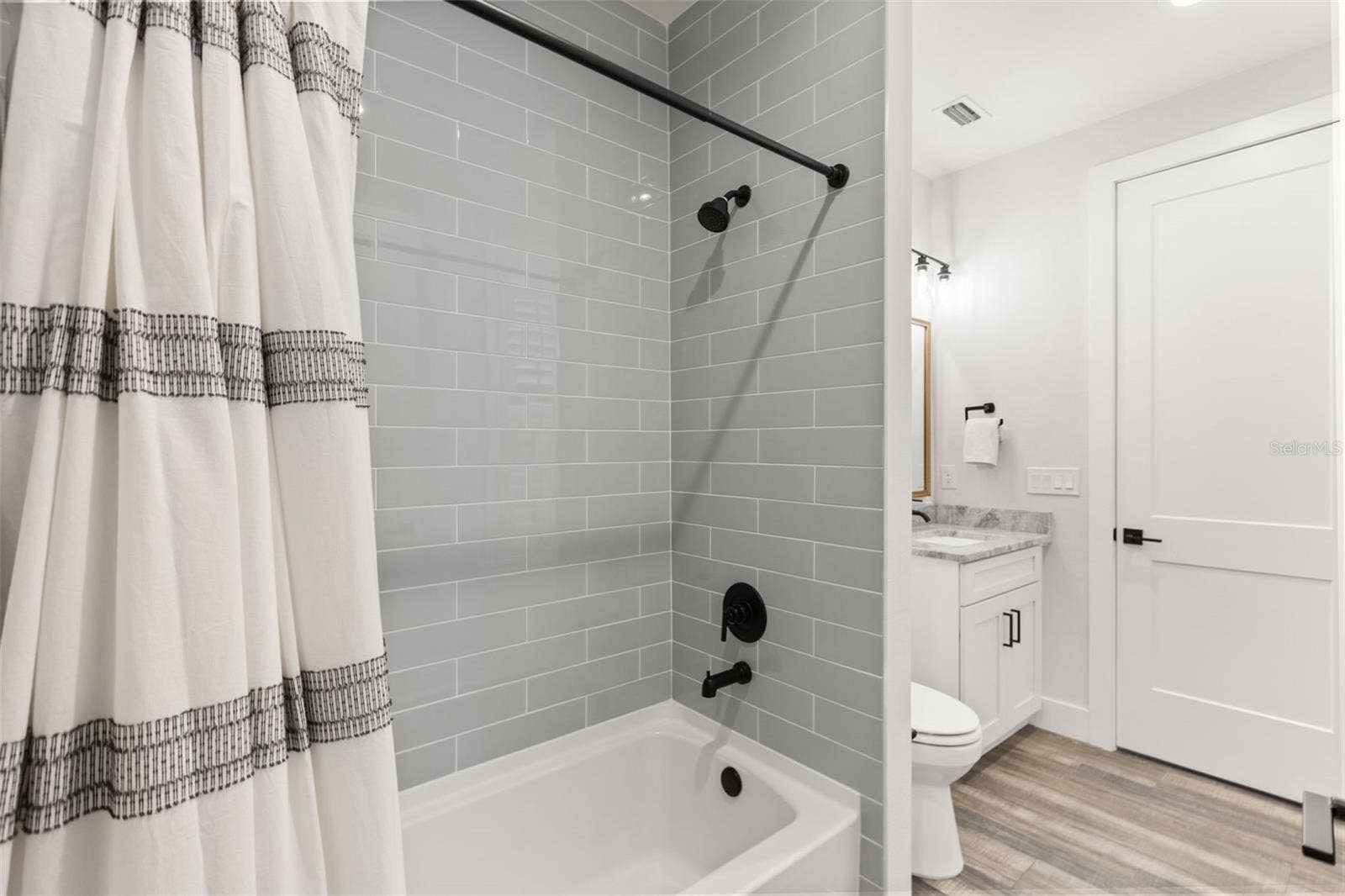 907 CELADON STREET, Winter Garden, FL 34787 Full bath en suite, directly off foyer. Double access shows door directly off mud room back entrance.