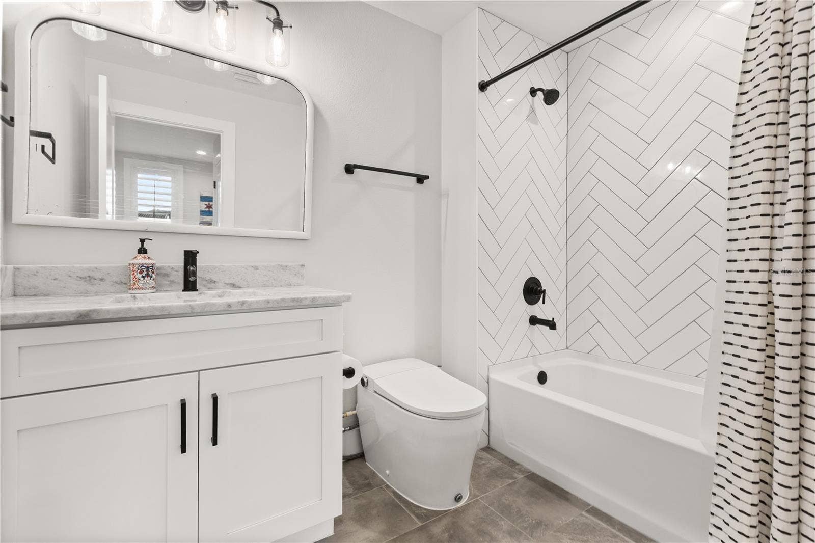 907 CELADON STREET, Winter Garden, FL 34787 Full bath in carriage house.