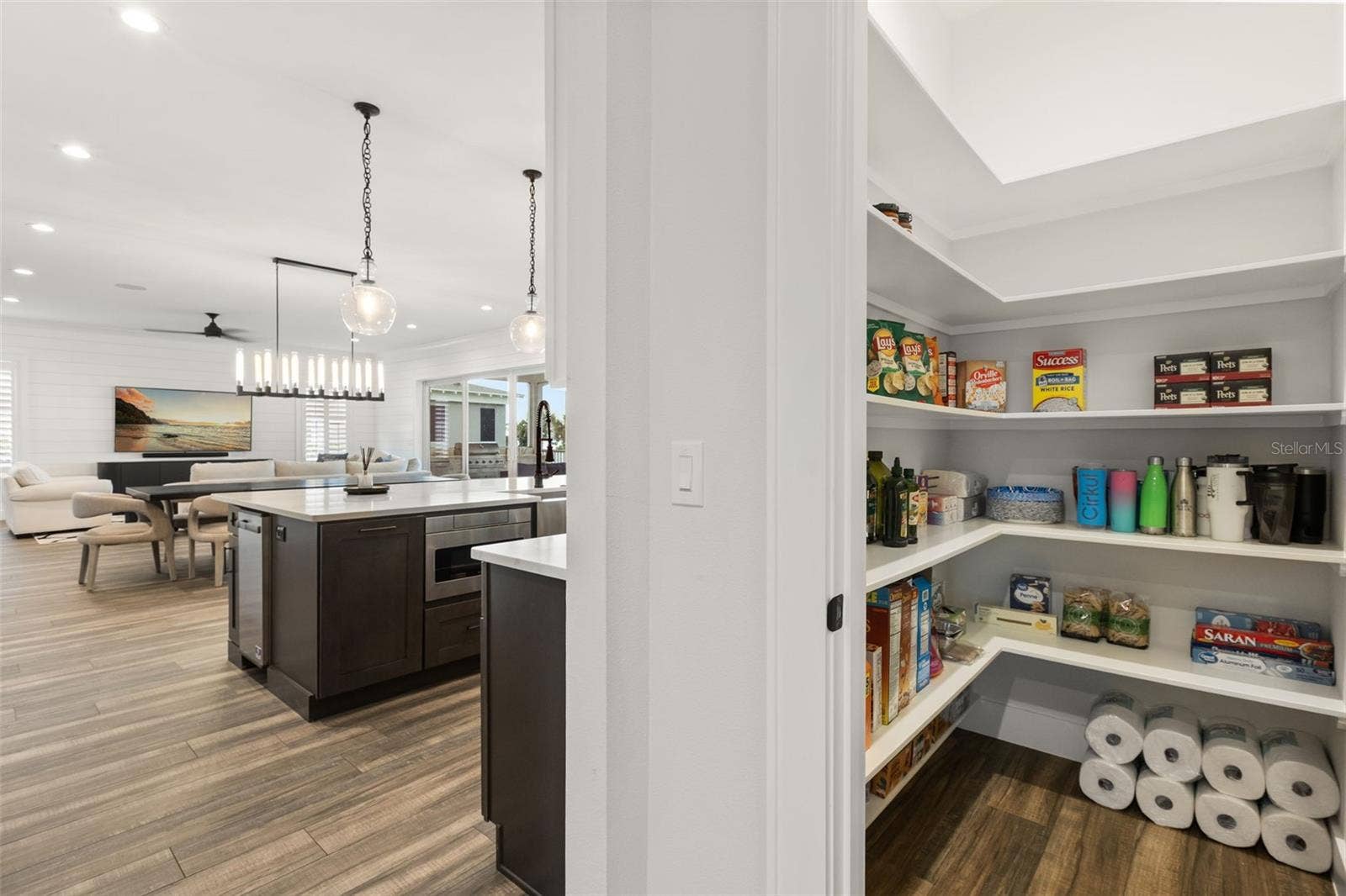 907 CELADON STREET, Winter Garden, FL 34787 Dedicated pantry off kitchen