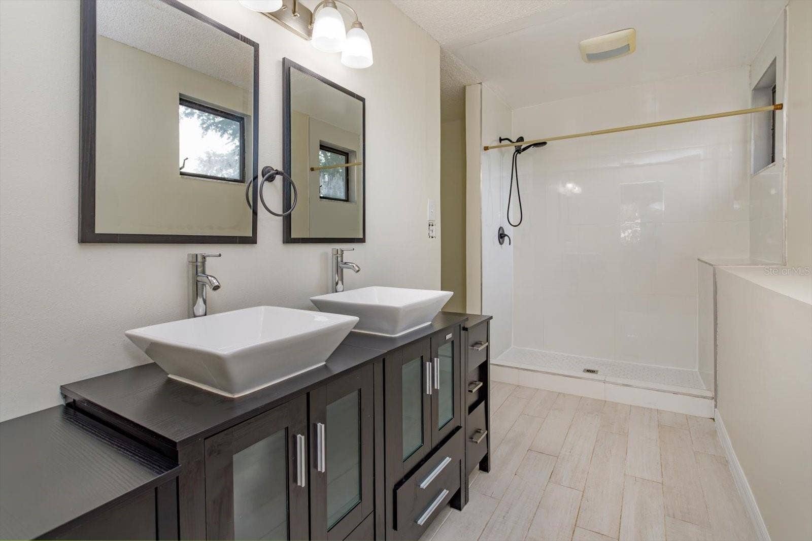 7925 SNOWBERRY CIRCLE, Orlando, FL 32819 Fully updated primary bath