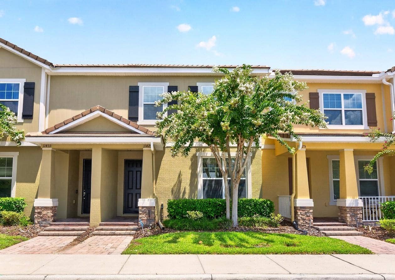 11429 BROWNSTONE STREET, Windermere, FL 34786 Nicely landscaped, covered front entry.