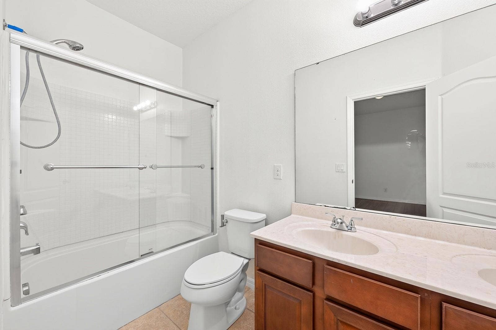 11429 BROWNSTONE STREET, Windermere, FL 34786 Second full bath.