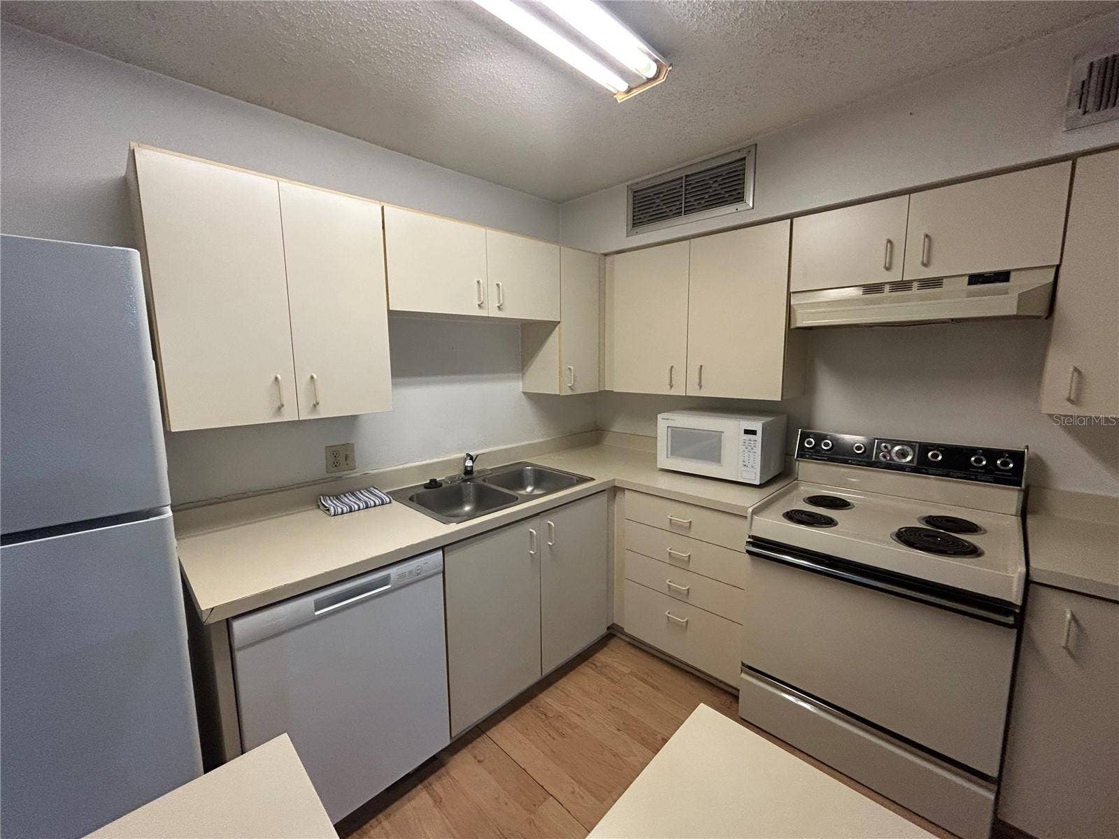 380 LAKEPOINTE DRIVE, #202, Altamonte Springs, FL 32701 380 LAKEPOINTE DRIVE, #202, Altamonte Springs, FL 32701