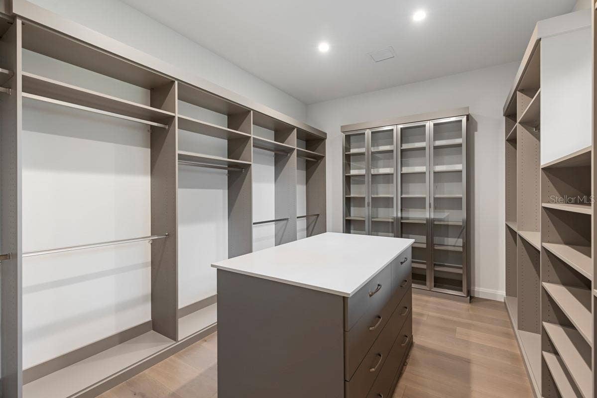 10335 WINTER SPARKLE CIRCLE, Golden Oak, FL 32836 Expansive walk-incloset with stone-topped island and custom storage system