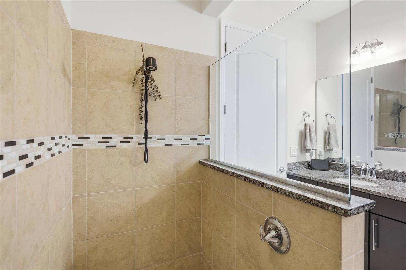 8105 LAUREATE BOULEVARD, Orlando, FL 32827 8105 LAUREATE BOULEVARD, Orlando, FL 32827