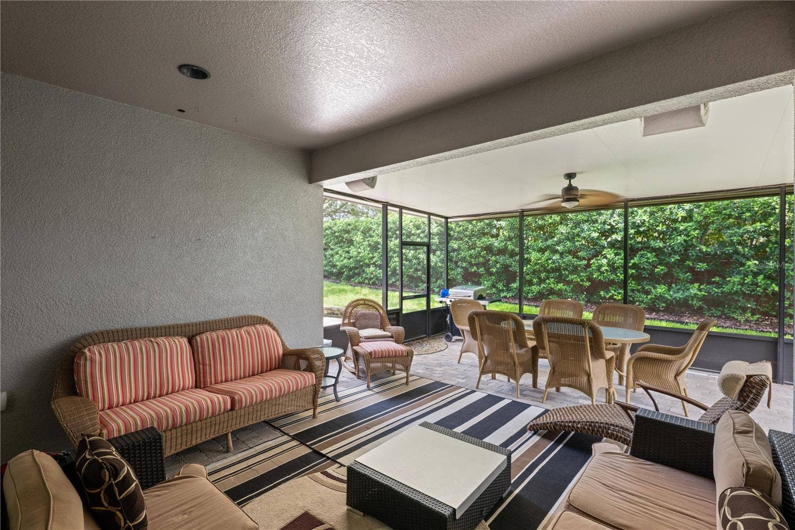 15604 GRANLUND STREET, Winter Garden, FL 34787 Another view of the spacious screened lanai.