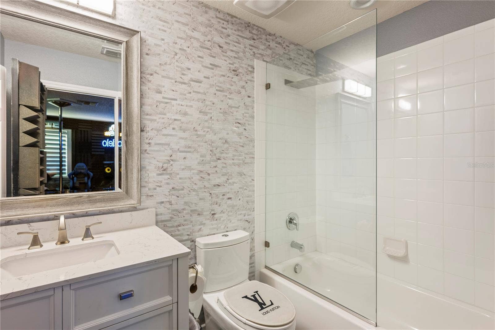 15604 GRANLUND STREET, Winter Garden, FL 34787 Upstairs Full Bath adjoining the Bonus Room.