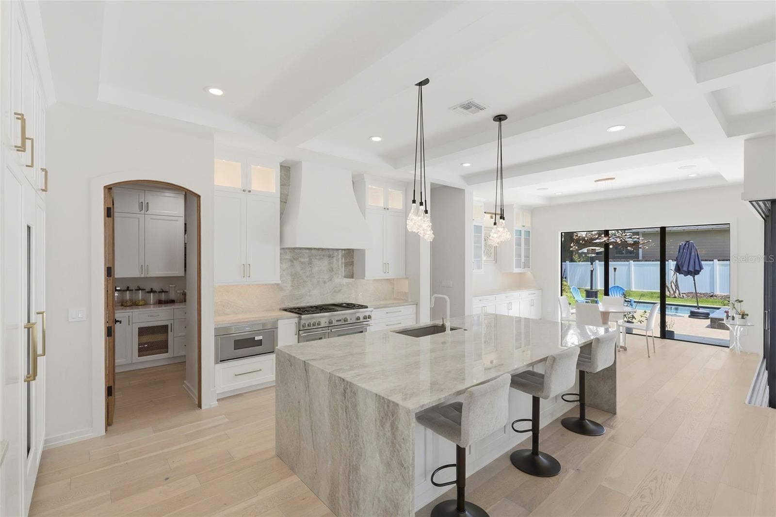 809 E CHURCH STREET, Orlando, FL 32801 Kitchen features crystallized quartzite counters, oversized waterfall island & walk-in panty