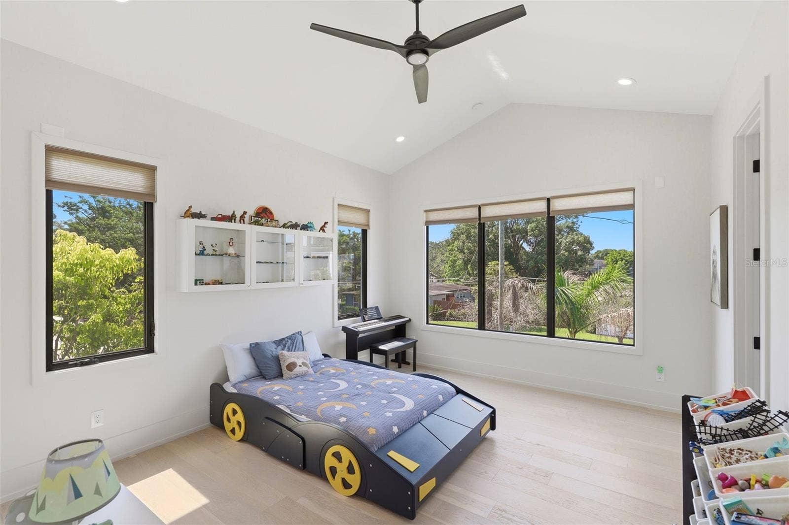 809 E CHURCH STREET, Orlando, FL 32801 Upstairs bedroom with en suite bath and walk in closet