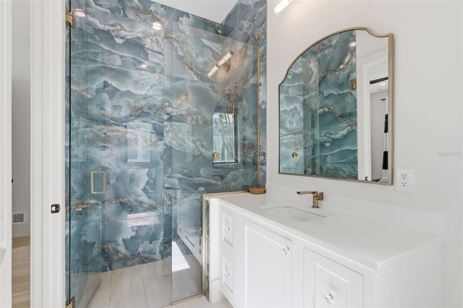 809 E CHURCH STREET, Orlando, FL 32801 Guest bedroom en suite bath with walk-in shower