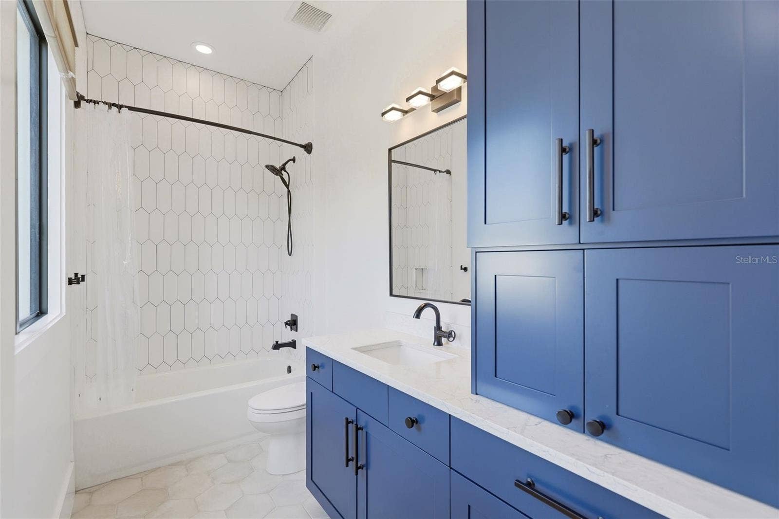 809 E CHURCH STREET, Orlando, FL 32801 En suite bath for upstairs bedroom