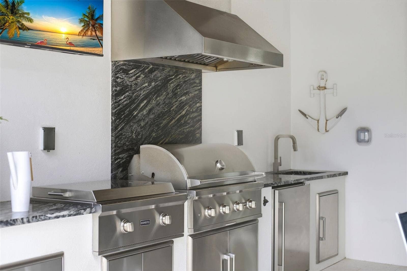 809 E CHURCH STREET, Orlando, FL 32801 Summer kitchen with 30" Coyote built-in grill and outdoor griddle