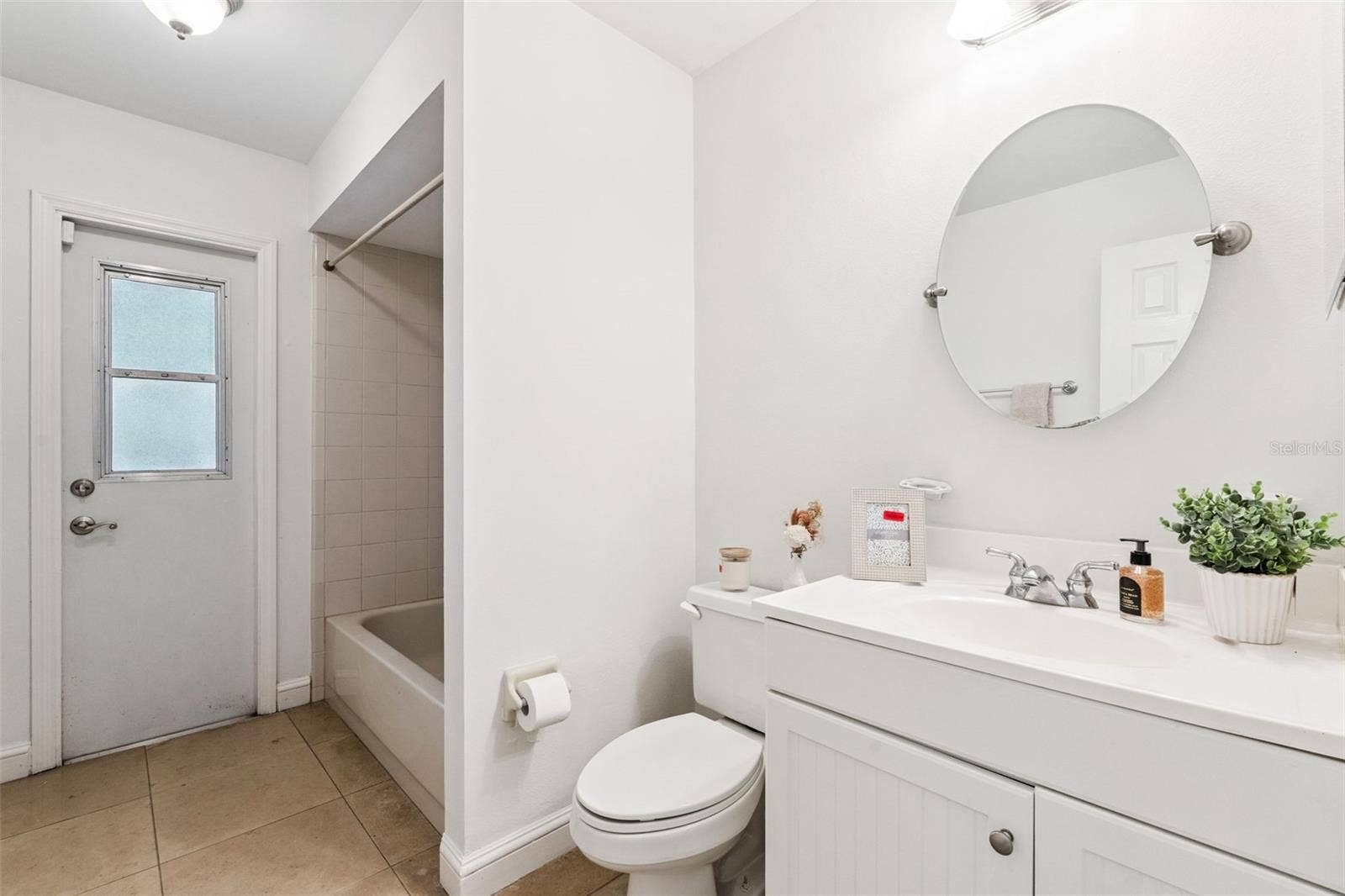 9433 PALM TREE DRIVE, Windermere, FL 34786 Hall Bath