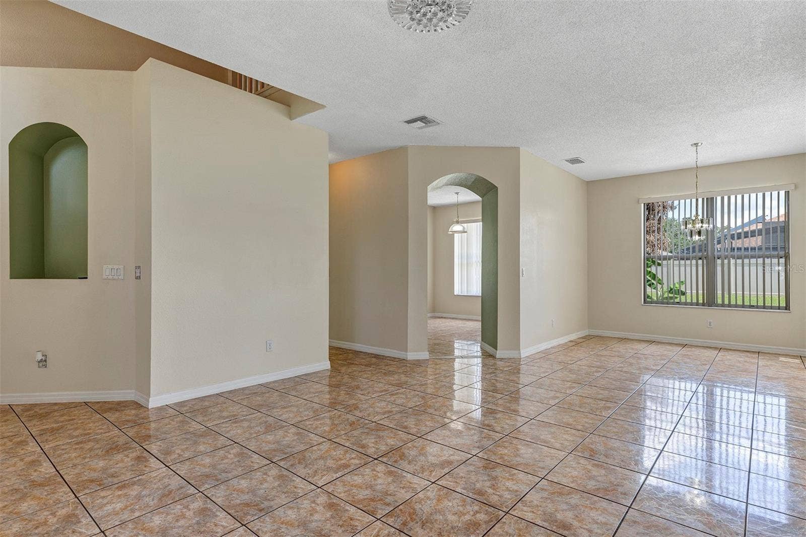 4921 CASA VISTA DRIVE, Orlando, FL 32837 Living/Dining Room