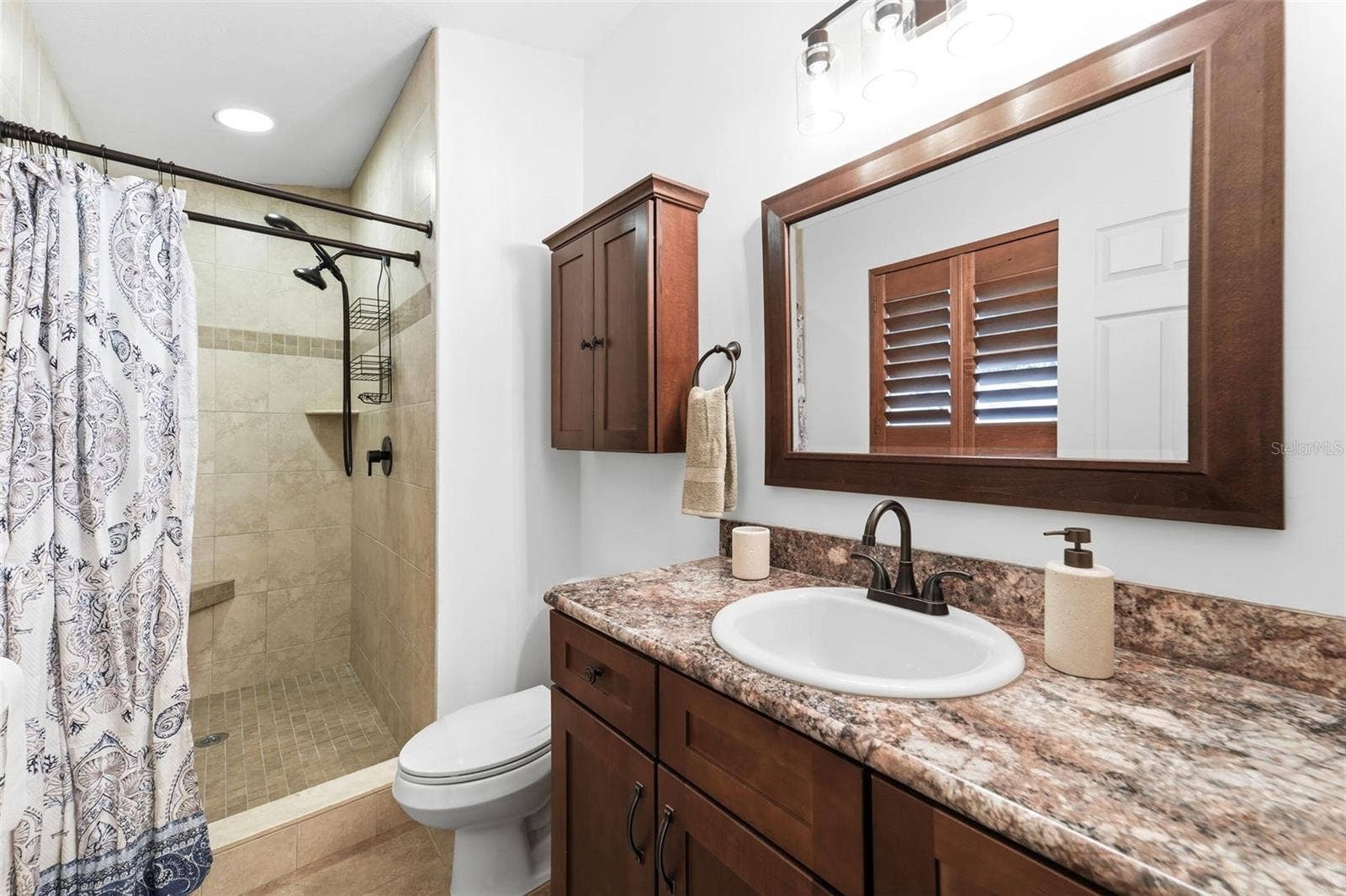 59 CRESTWOOD CIRCLE, Ormond Beach, FL 32174 Beautifully updated with modern finishes.