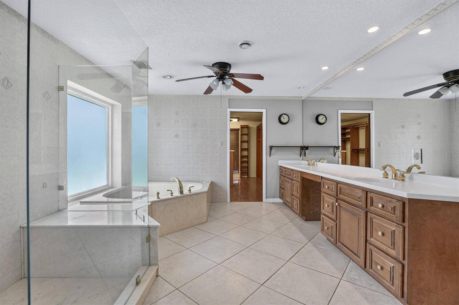 306 OAK ESTATES DRIVE, Orlando, FL 32806 Primary bathroom