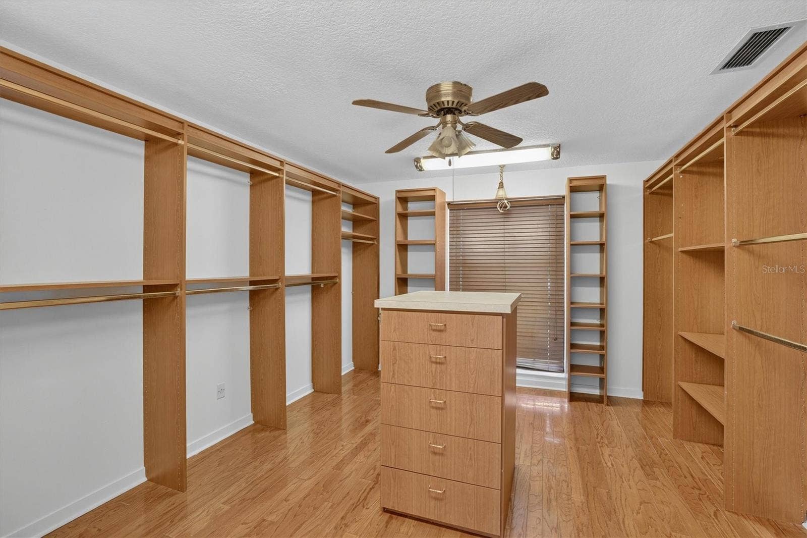 306 OAK ESTATES DRIVE, Orlando, FL 32806 Primary closet