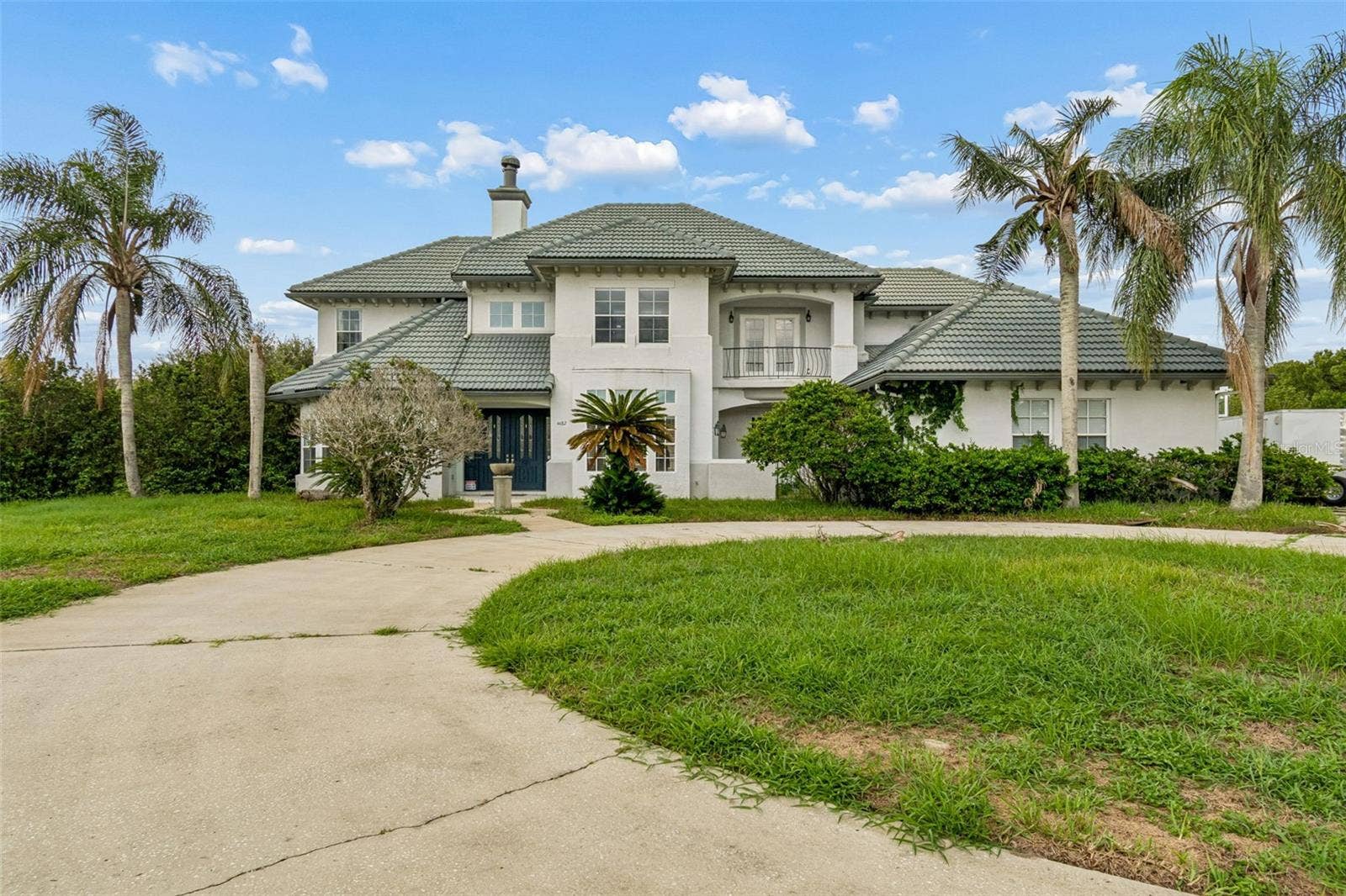 4482 BEGONIA COURT, Windermere, FL 34786 Situated on a quiet cul-de-sac, this home features 5 bedrooms, 4 full bathrooms, 1 half bath, a 3-car garage, a circular driveway, and a pool and spa, all on a private 0.85-acre lot.