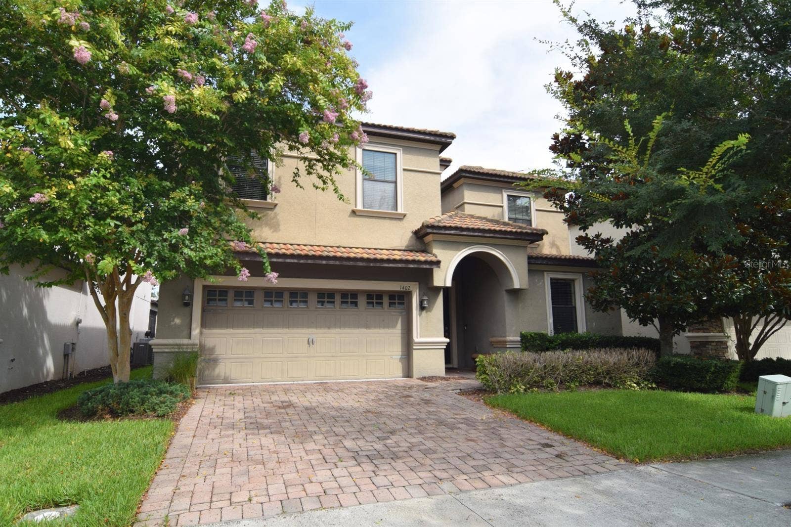 1402 MOON VALLEY DRIVE, Davenport, FL 33896 Exterior with paved driveway