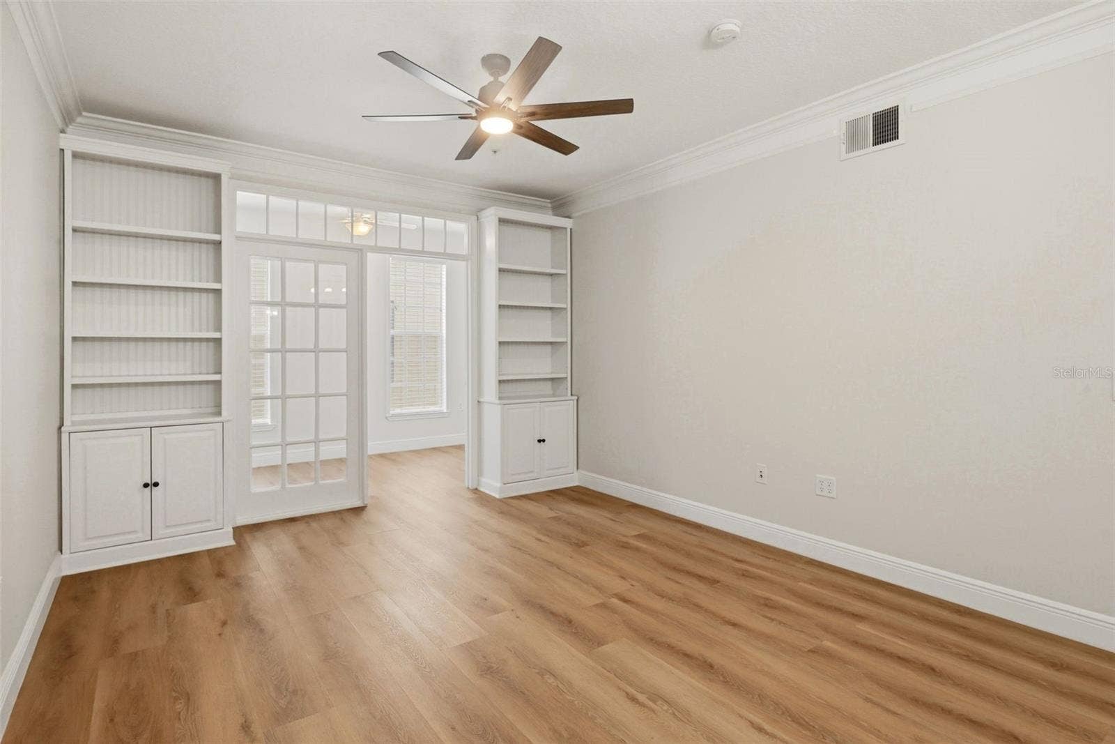 239 LONGVIEW AVENUE, #207, Celebration, FL 34747 Living Room with Built in Features