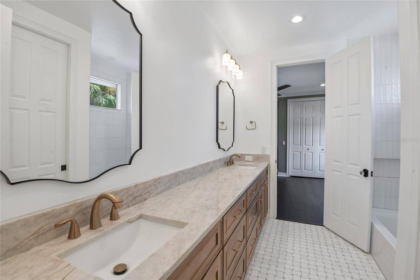 5105 W NEPTUNE WAY, Tampa, FL 33609 5105 W NEPTUNE WAY, Tampa, FL 33609