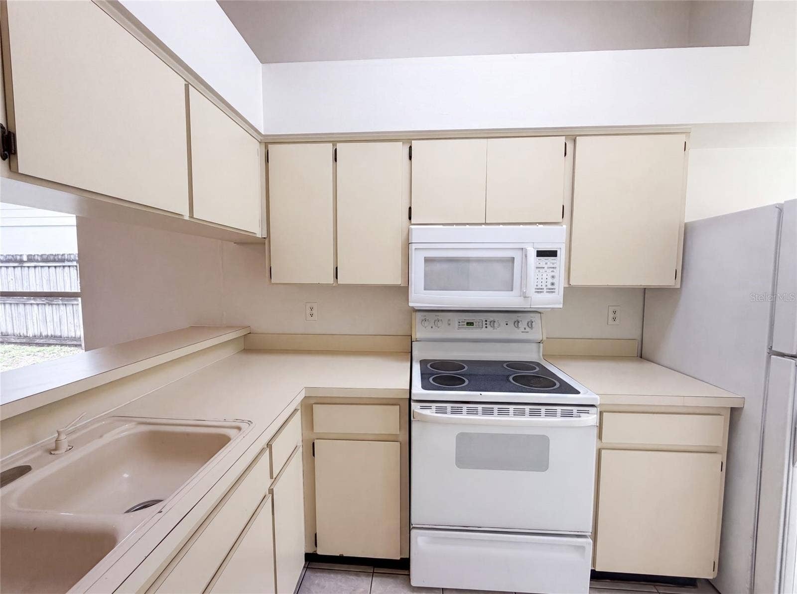 8613 COTTONWAY LANE, Tampa, FL 33635 8613 COTTONWAY LANE, Tampa, FL 33635