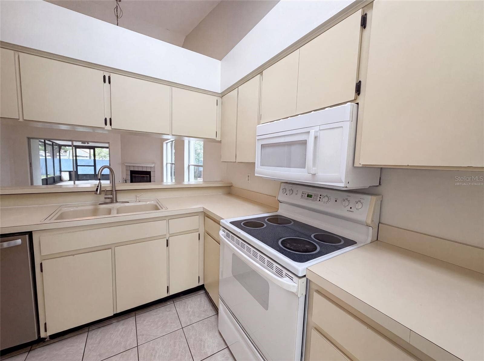 8613 COTTONWAY LANE, Tampa, FL 33635 Virtually Staged