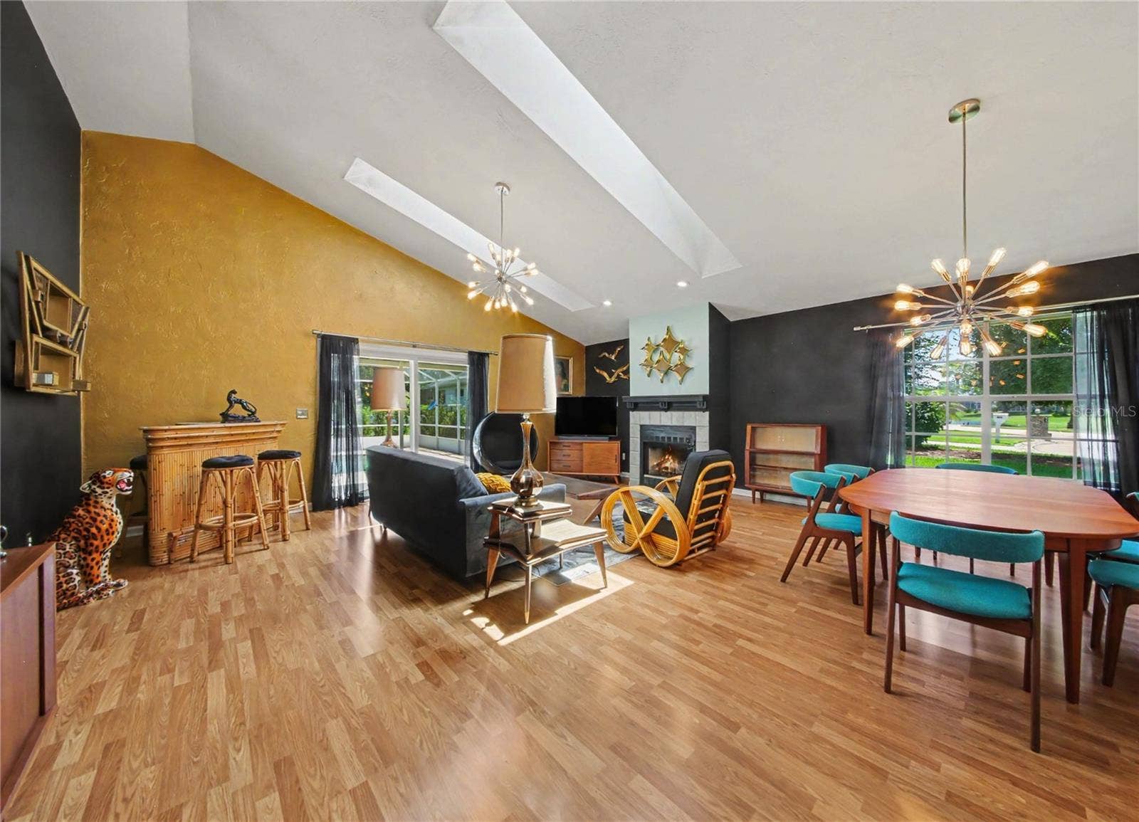 2013 BEAVER CREEK DRIVE, Port Orange, FL 32128 The two skylights fill the home with an abundance of natural light.