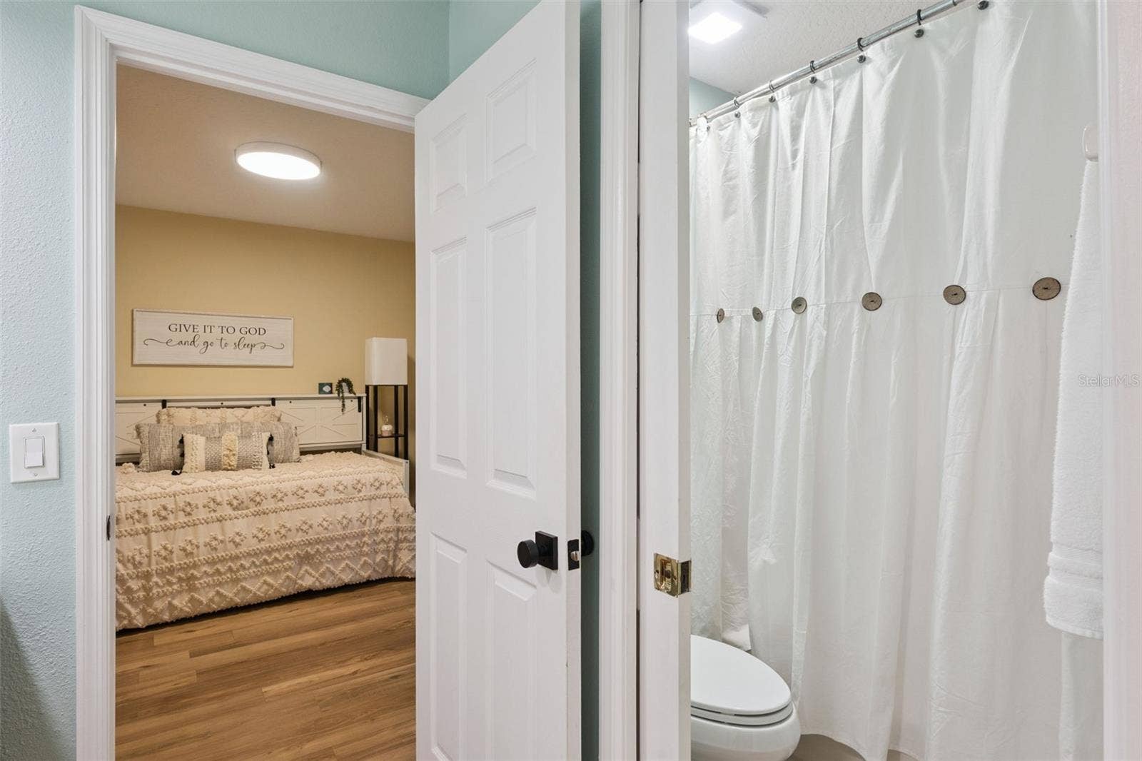 8355 DIAMOND COVE CIRCLE, Orlando, FL 32836 Jack and Jill with Tub