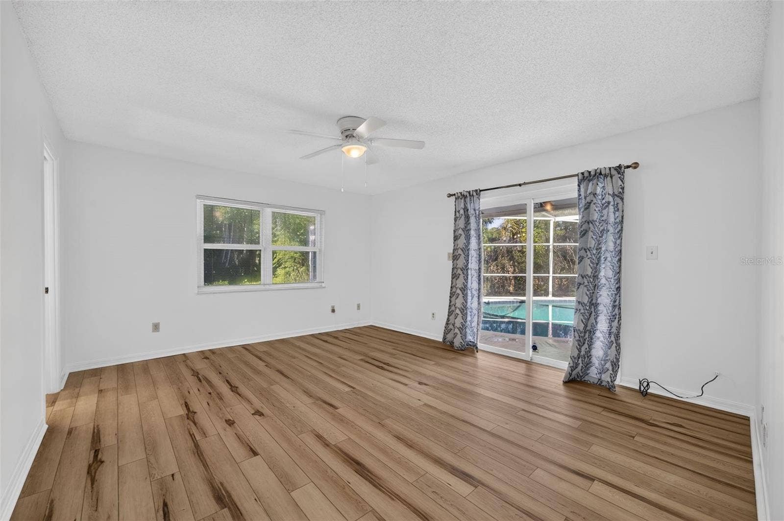 2051 DYAN WAY, Maitland, FL 32751 Primary bedroom opening to screened patio