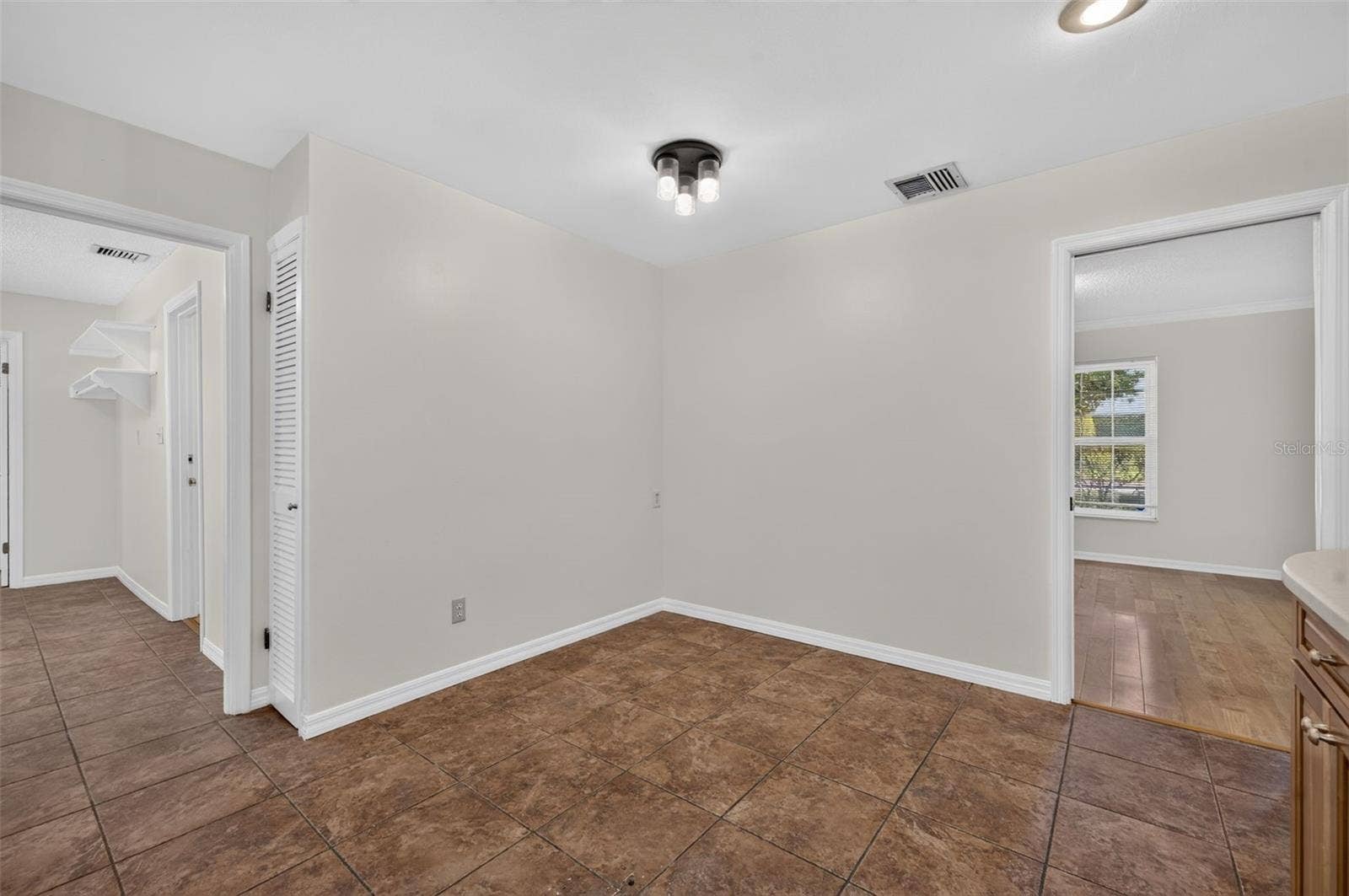 2051 DYAN WAY, Maitland, FL 32751 Eat-in space in kitchen
