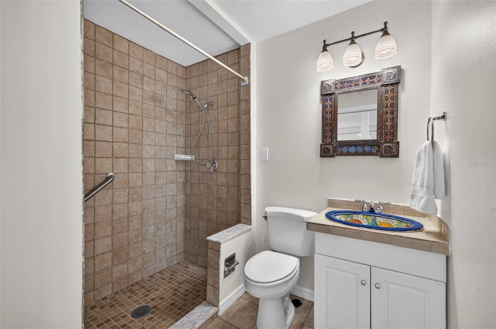 2051 DYAN WAY, Maitland, FL 32751 Full bath in in-law suite