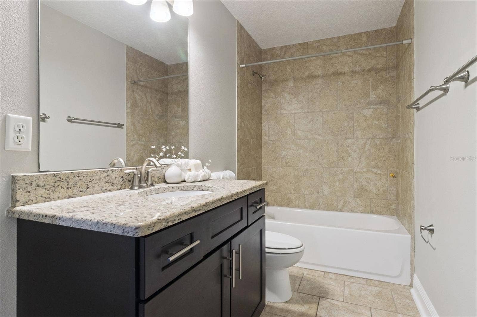 2544 MAYER STREET, Orlando, FL 32806 2546 upstairs second bath