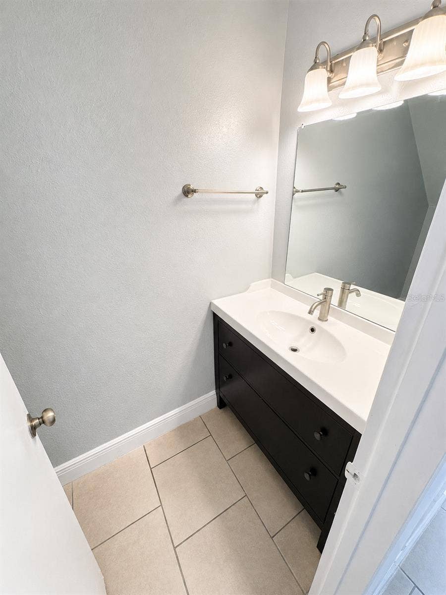 4001 WOODFERN DRIVE, #C1, Orlando, FL 32839 Half Bathroom