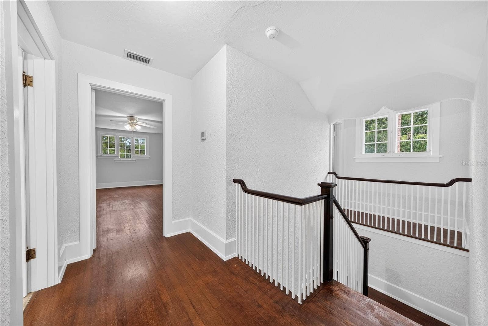 1216 GOLDEN LANE, Orlando, FL 32804 2nd floor landing.