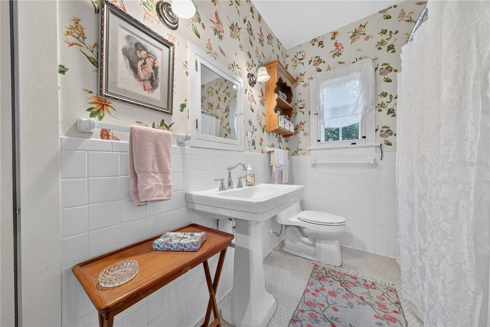 1216 GOLDEN LANE, Orlando, FL 32804 1st floor full bath.