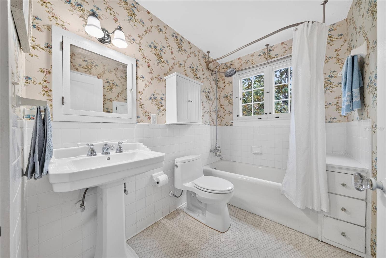 1216 GOLDEN LANE, Orlando, FL 32804 2nd floor full bath.