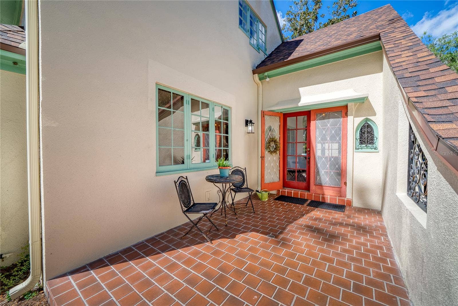 1216 GOLDEN LANE, Orlando, FL 32804 A welcoming front porch!