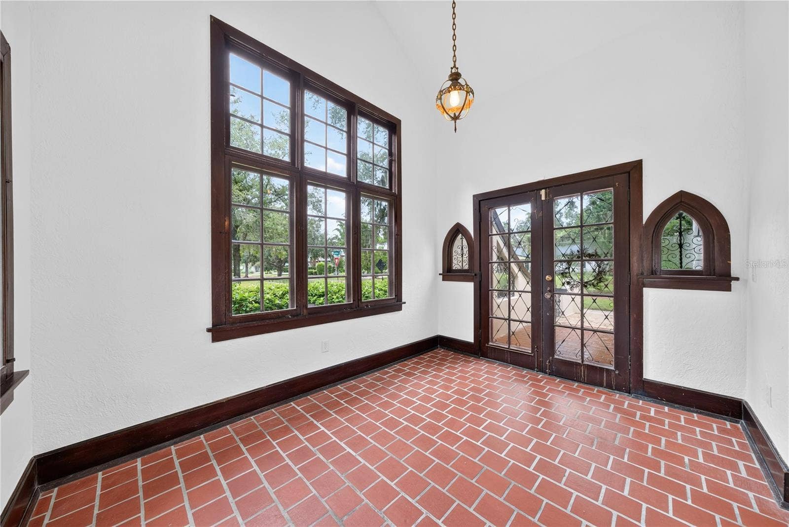 1216 GOLDEN LANE, Orlando, FL 32804 What an entrance!